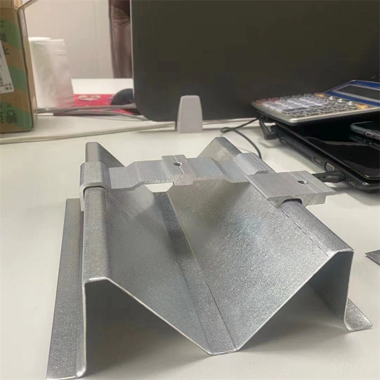 0.2mm-0.5mmのアルミニウム金属の屋根の溝の容易な設置低い維持