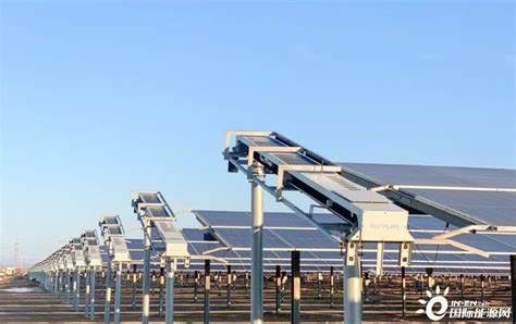 中国の工場から輸入した単軸太陽光電池追跡システム + 太陽光電池パネル自浄システム