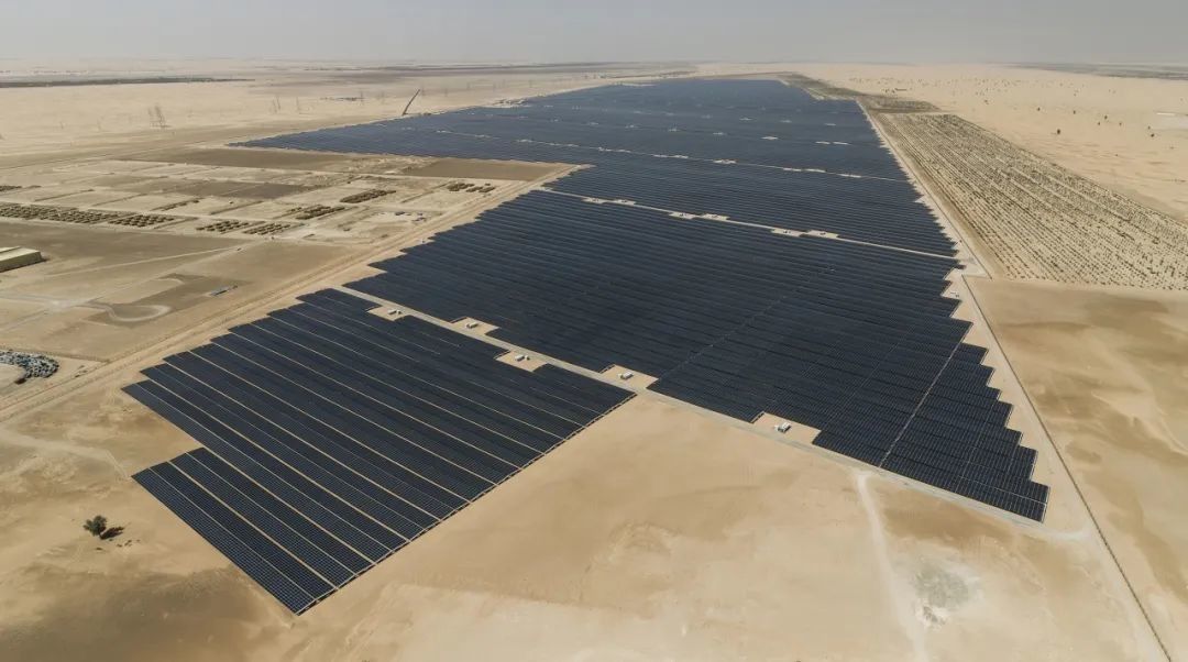 中国の工場から輸入した単軸太陽光電池追跡システム + 太陽光電池パネル自浄システム