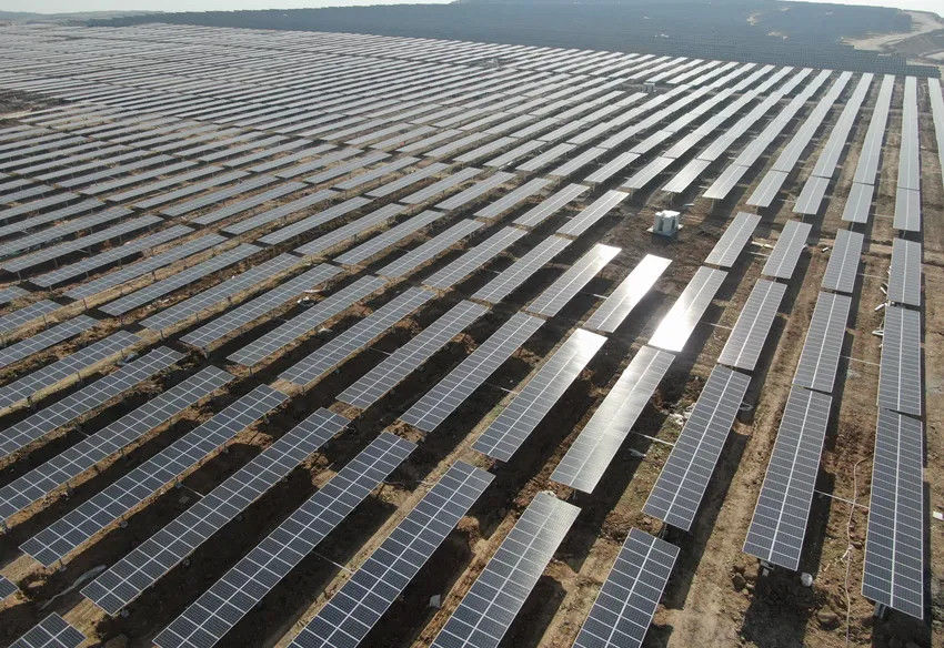 中国の工場から輸入した単軸太陽光電池追跡システム + 太陽光電池パネル自浄システム