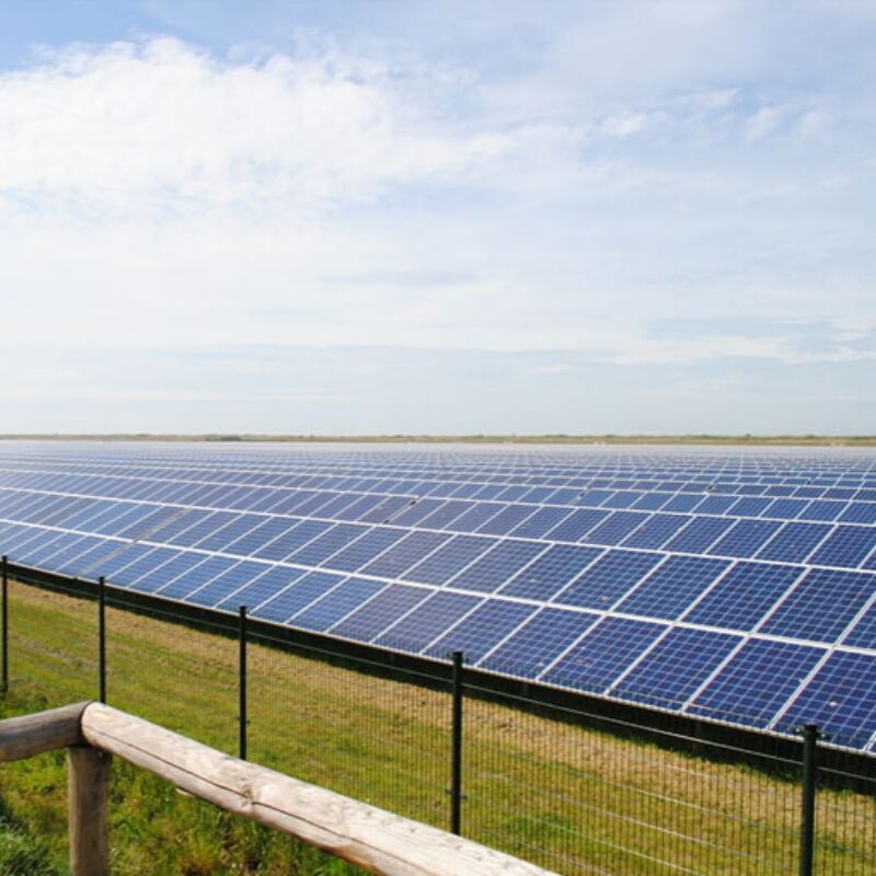 固有なスタイリングとプリモントされたコンポーネントにより,強い風と雪の負荷に耐える地面太陽光装置