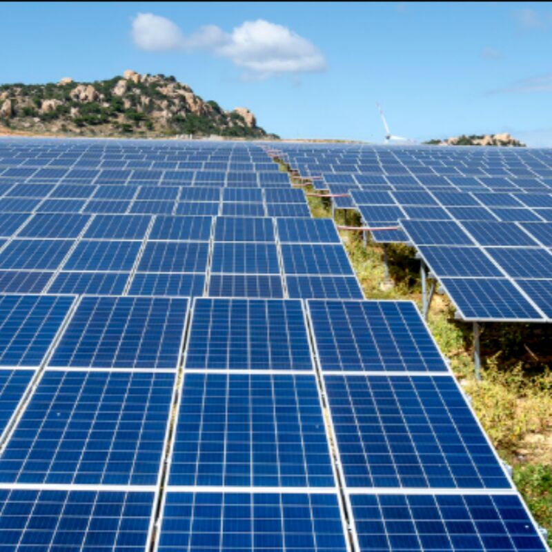 耐腐食性陽極酸化アルミニウムコンポーネントを使用した地上設置型ソーラーマウントブラケット。組み立てが容易で、長期間の屋外使用に適しています。