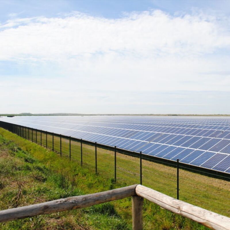 押出成形アルミニウム製サポートレールと精密な位置合わせのための調整可能な取り付け脚を備えた、頑丈な地上設置型ソーラーマウントブラケット